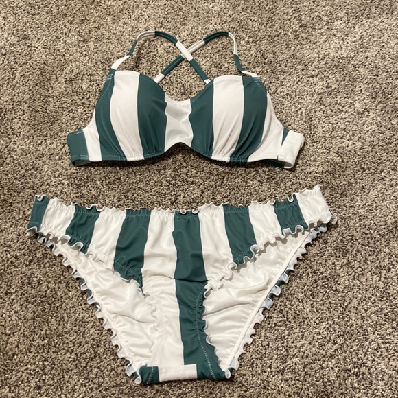 Shade and shore, bikini set, bottoms are a size large and top is a 34B. - Picture 1 of 3